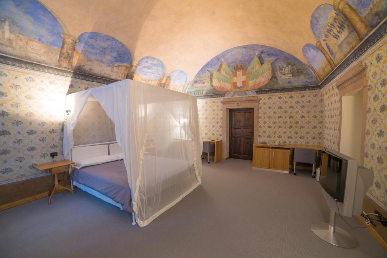 Hotel Cavour Et Des Officiers Бард Екстериор снимка